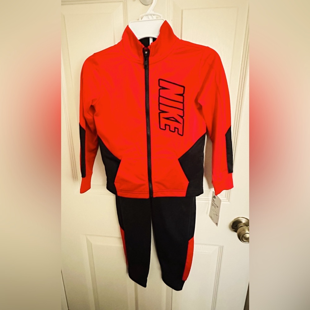Nike 2 piece set for boys.
